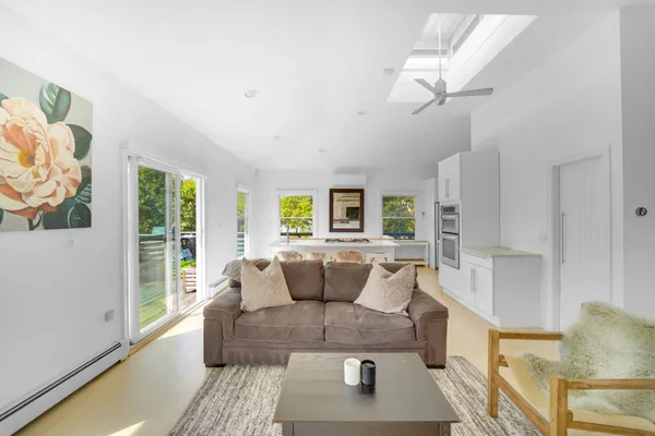 $999,999 | 3 Jefferson Avenue, Hampton Bays, NY 11946