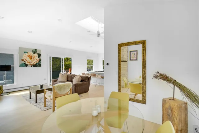 $999,999 | 3 Jefferson Avenue, Hampton Bays, NY 11946