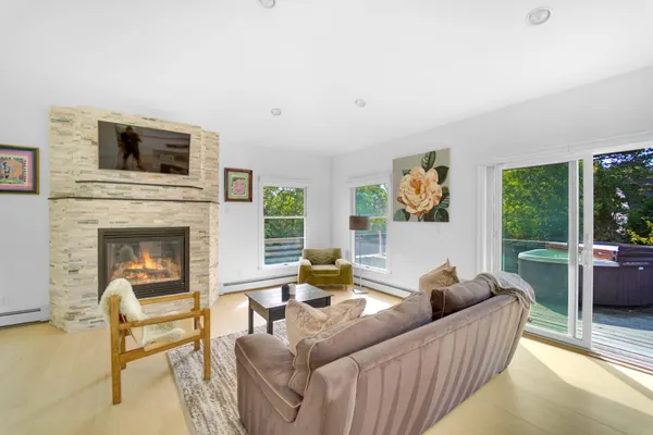 $999,999 | 3 Jefferson Avenue, Hampton Bays, NY 11946