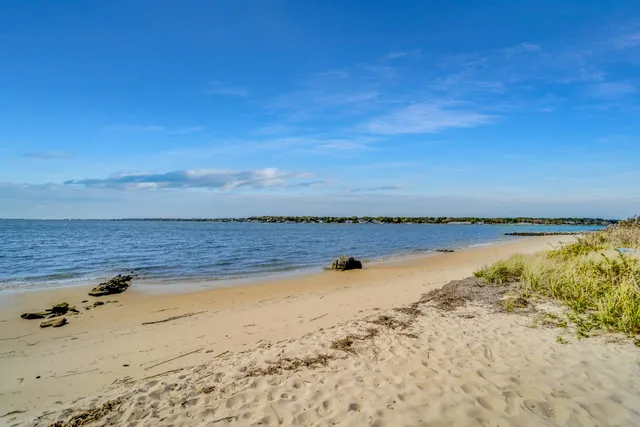 $999,999 | 3 Jefferson Avenue, Hampton Bays, NY 11946