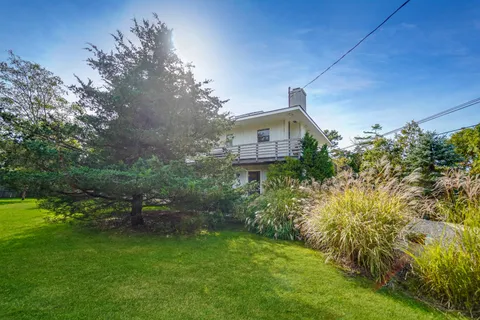 $999,999 | 3 Jefferson Avenue, Hampton Bays, NY 11946