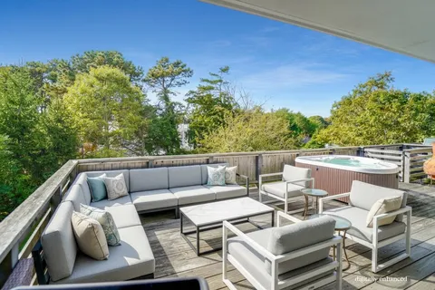 $999,999 | 3 Jefferson Avenue, Hampton Bays, NY 11946