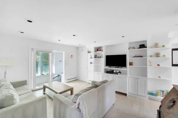 $999,999 | 3 Jefferson Avenue, Hampton Bays, NY 11946