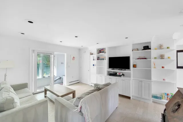 $999,999 | 3 Jefferson Avenue, Hampton Bays, NY 11946