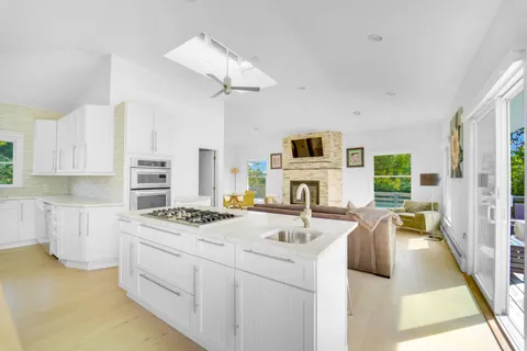 $999,999 | 3 Jefferson Avenue, Hampton Bays, NY 11946