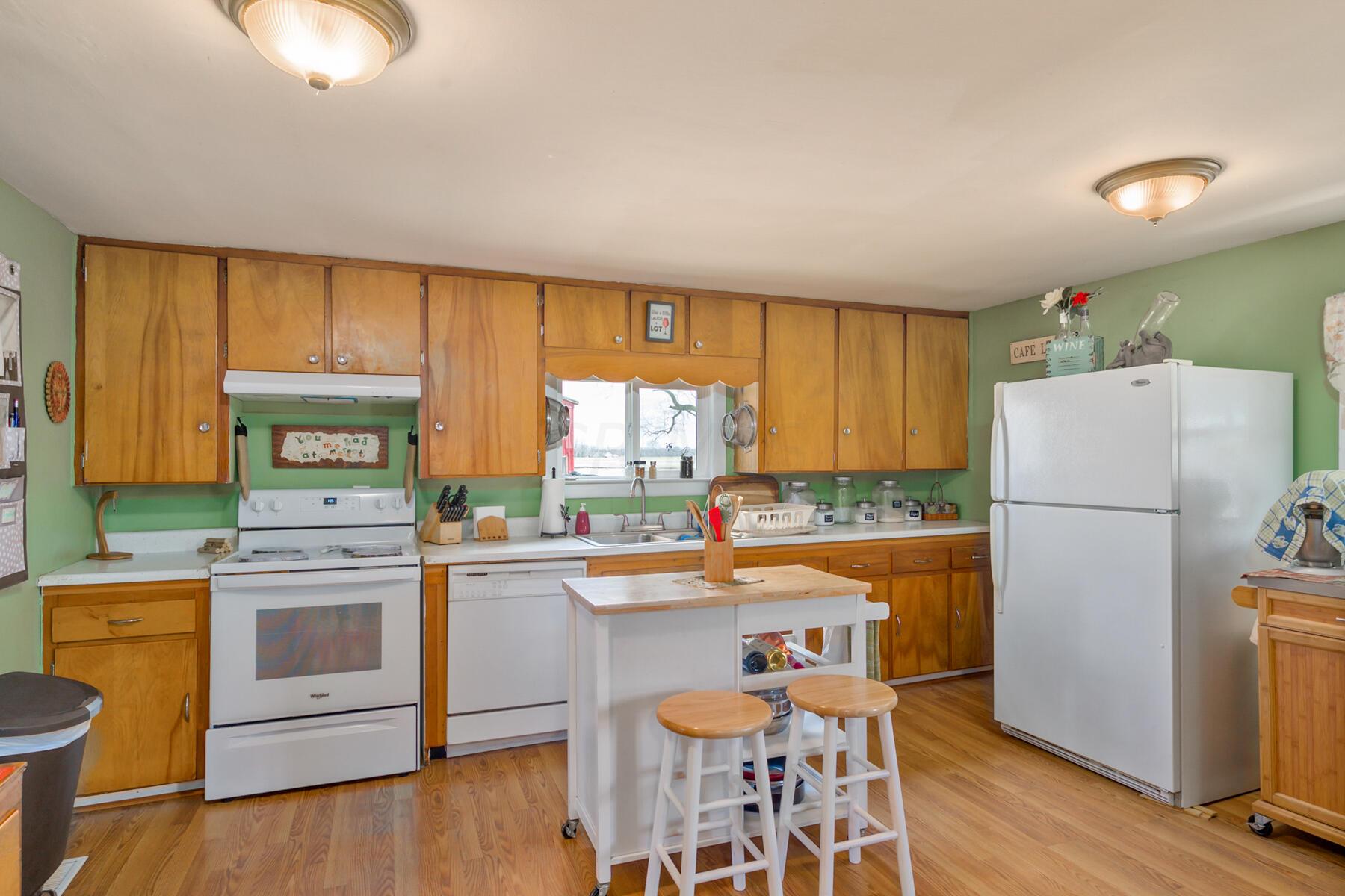 8629 Taway Road Radnor, OH 43066 - Photo 23 of 48 Kitchen w/Breakfast Bar