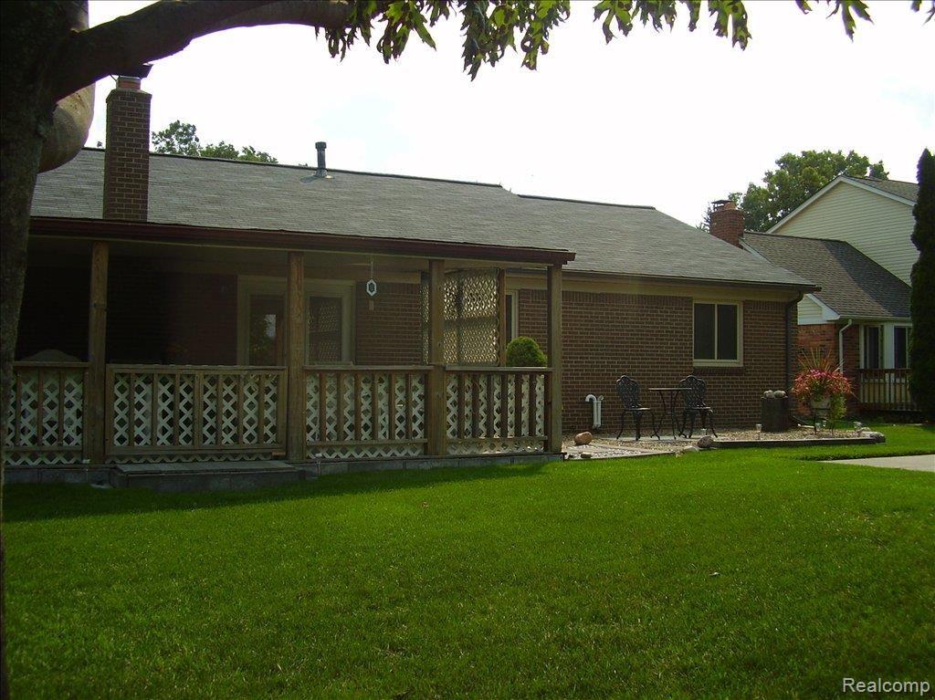 600 Kentucky Drive Rochester, MI 48307 - Photo 2 of 11 Kentucky back