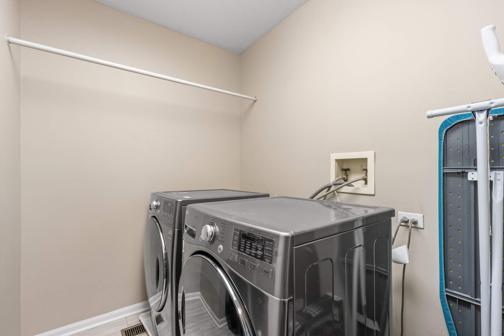 738 Old Checker Road Buffalo Grove, IL 60089 - Photo 17 of 19 Gallery Image 17