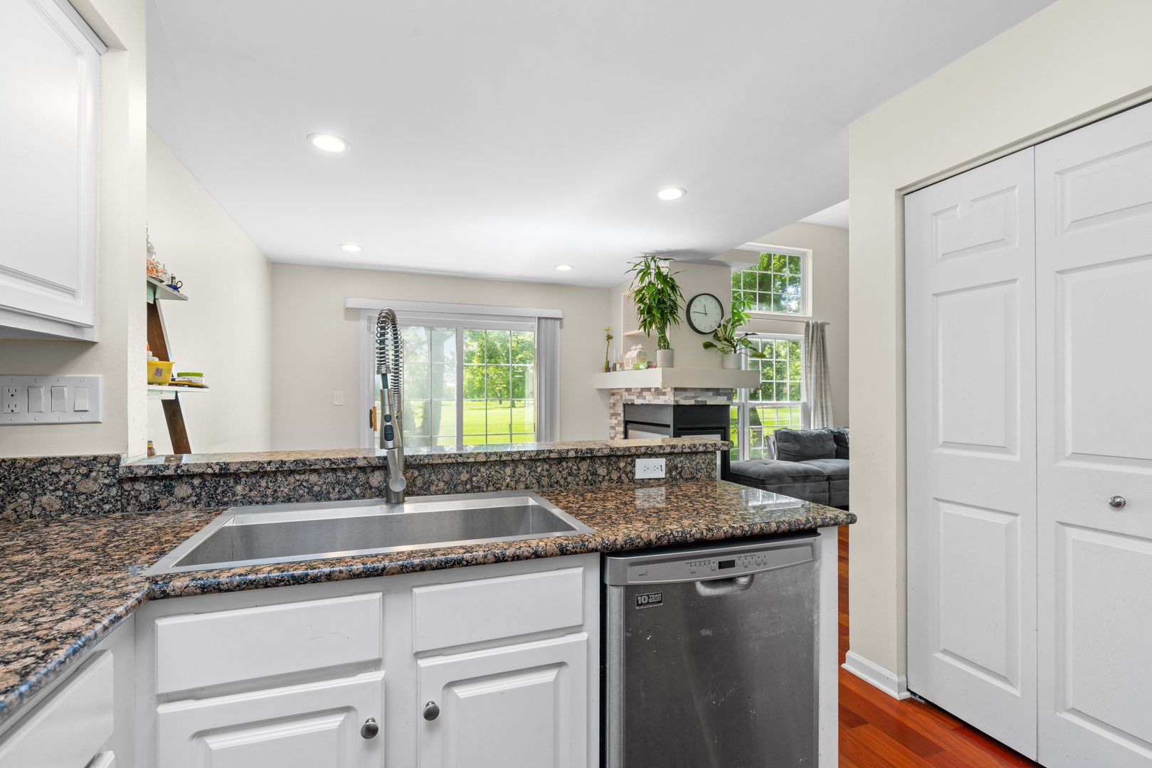 738 Old Checker Road Buffalo Grove, IL 60089 - Photo 4 of 19 Gallery Image 4