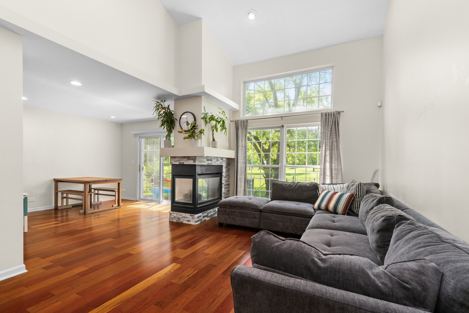 738 Old Checker Road Buffalo Grove, IL 60089 - Photo 6 of 19 Gallery Image 6