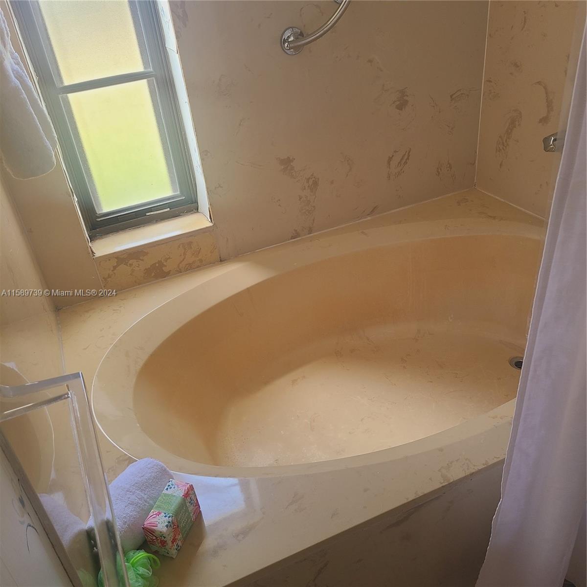 9233 Southwest 8th Street, Unit 201 Boca Raton, FL 33428 - Photo 20 of 30 a bathroom with a tub