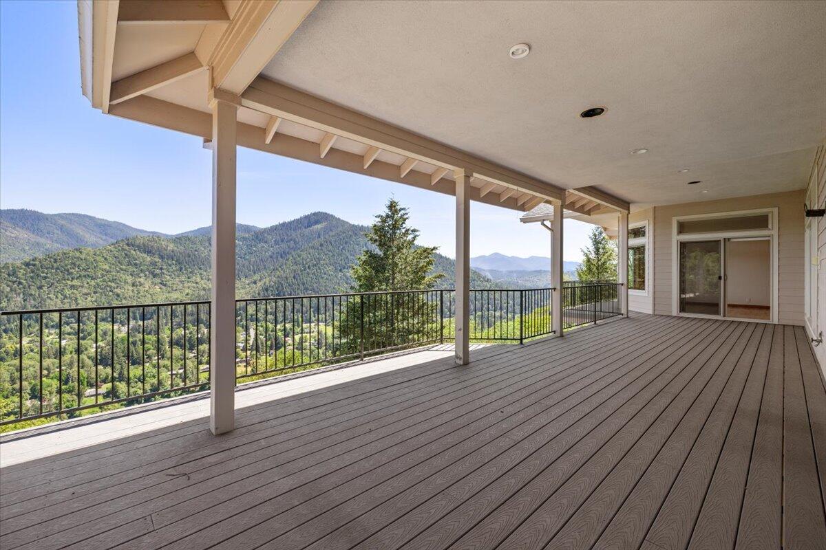 3013 Pearce Park Road Grants Pass, OR 97526 - Photo 21 of 96 Extra Large Covered Deck