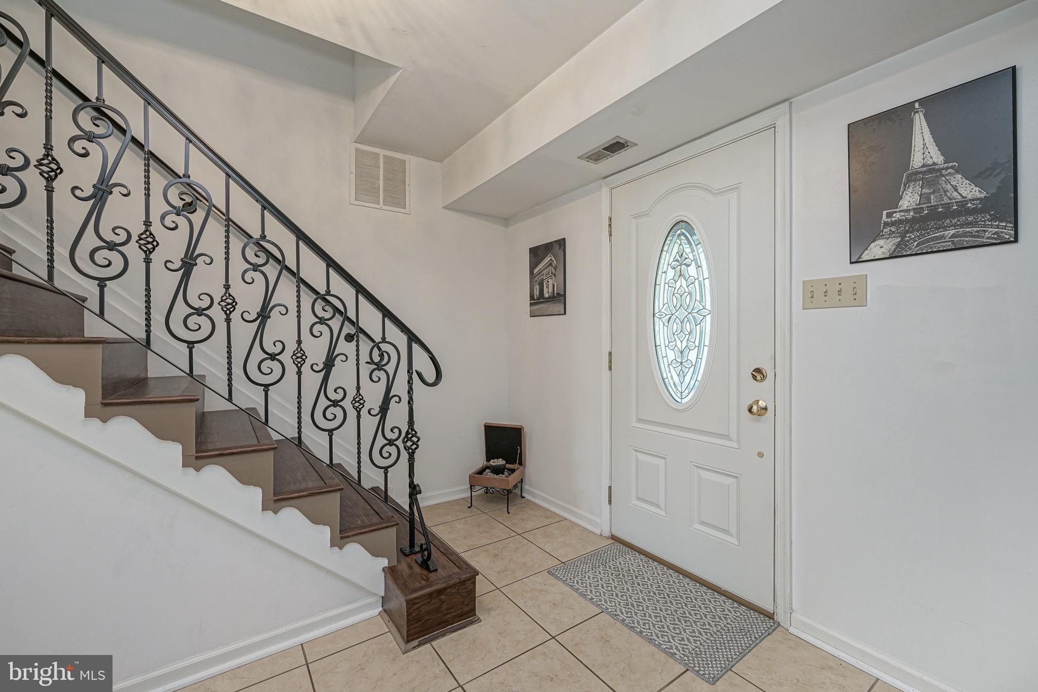 8 Saw Mill Road Sewell, NJ 08080 - Photo 3 of 51 Entryway