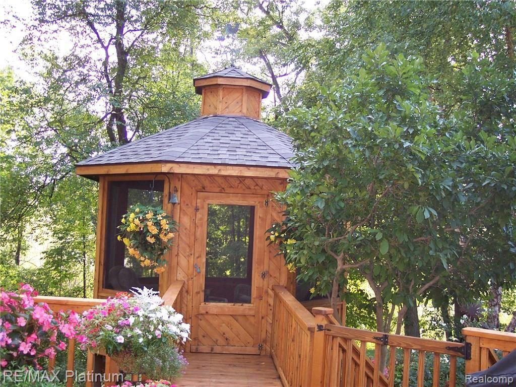 7508 Welle Road Brighton, MI 48116 - Photo 13 of 64 2004-06-08 16.43