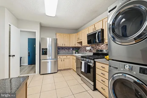 $395,000 | 3705 South George Mason Drive, Unit 914S, Falls Church, VA 22041