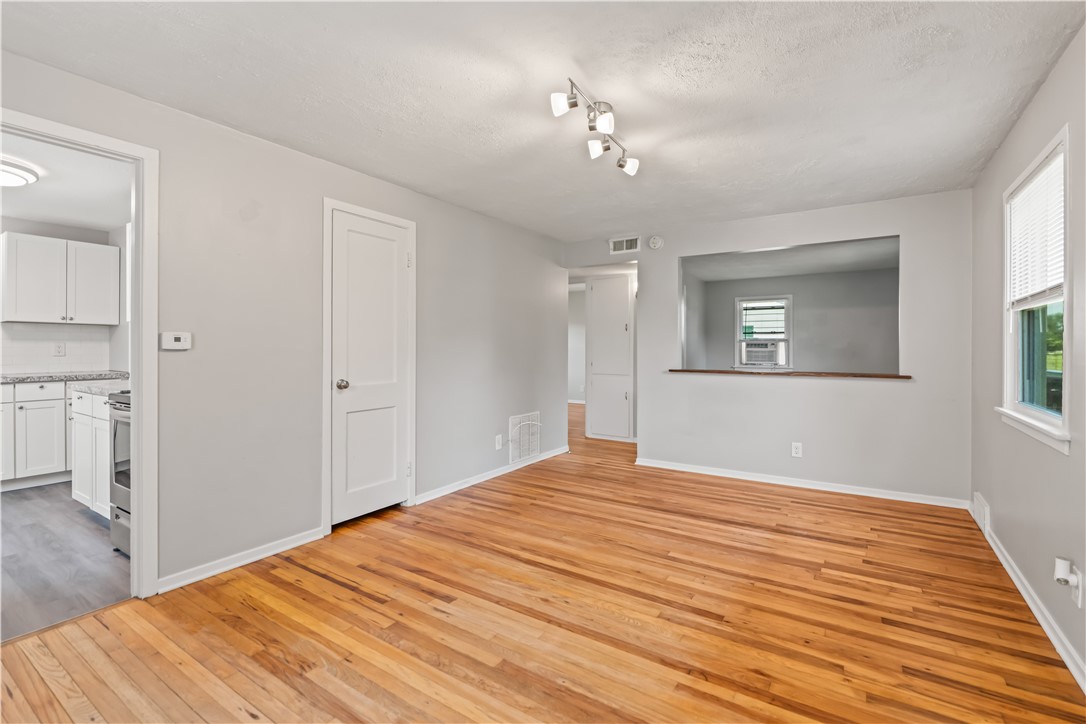 153 Greenfield Road Greece, NY 14626 - Photo 4 of 24