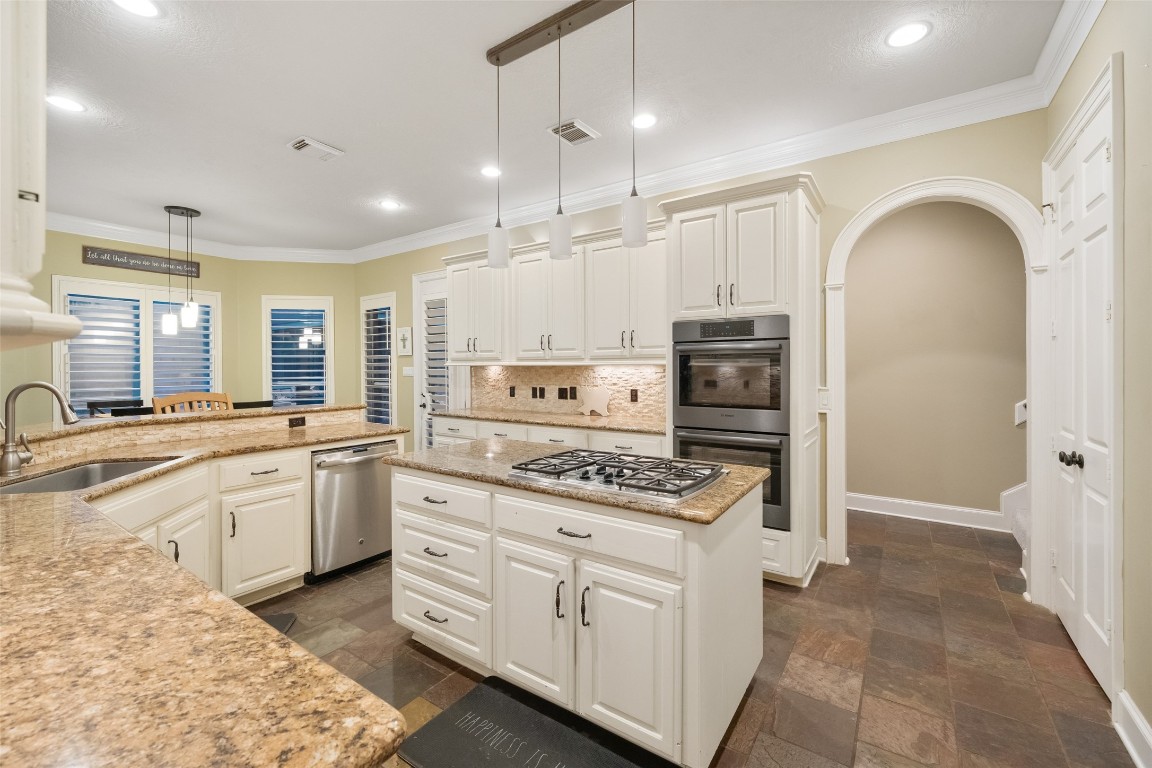 13222 Stonecrest Lane Conroe, TX 77302 - Photo 13 of 44 Island cooktop