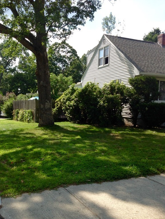216 Ellsworth Avenue Springfield, MA 01118 - Photo 3 of 30