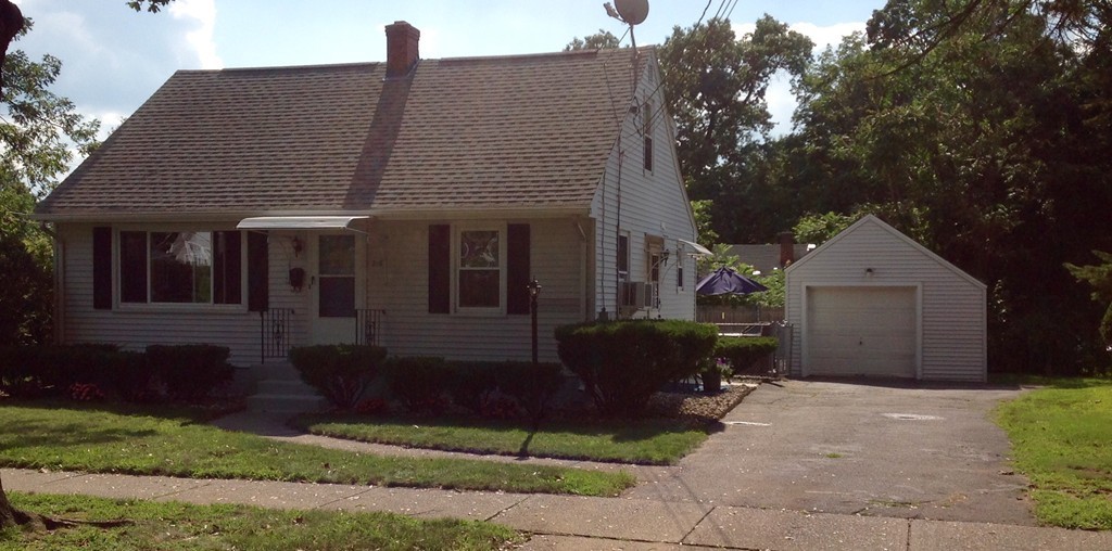 216 Ellsworth Avenue Springfield, MA 01118 - Photo 5 of 30