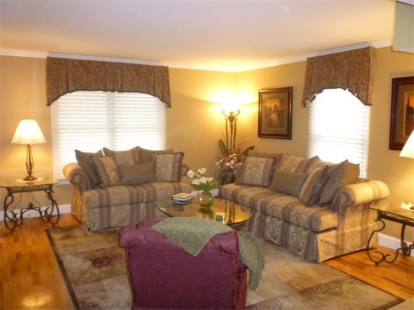 218 Rangeway Road, Unit 271 Billerica, MA 01862 - Photo 11 of 30 a living room with furniture and a lamp