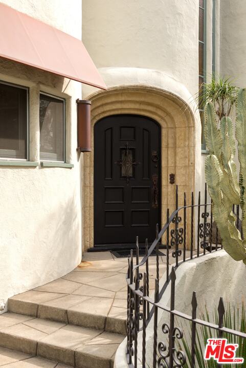 8142 Laurel View Drive Los Angeles, CA 90069 - Photo 4 of 41 a front view of a house