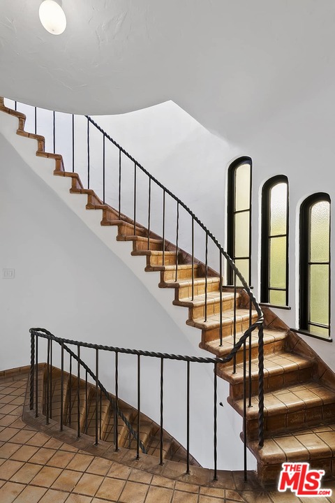 8142 Laurel View Drive Los Angeles, CA 90069 - Photo 39 of 41 a view of entryway