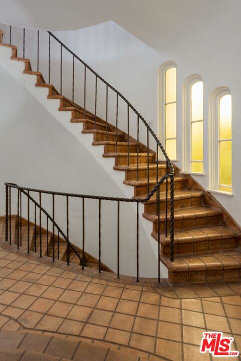 8142 Laurel View Drive Los Angeles, CA 90069 - Photo 6 of 41 a view of entryway