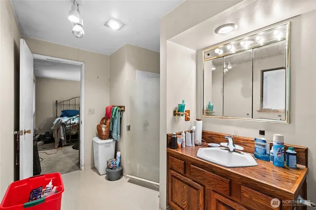 a view of a storage & utility room with washer and dryer