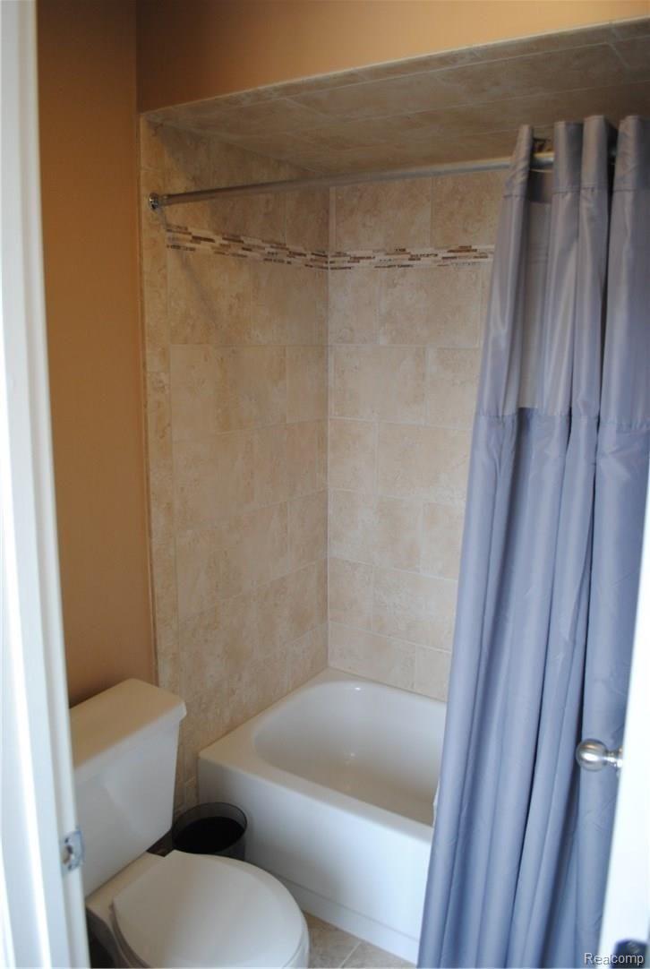 667 Camden Court Rochester, MI 48307 - Photo 22 of 34 Full Bath.JPG