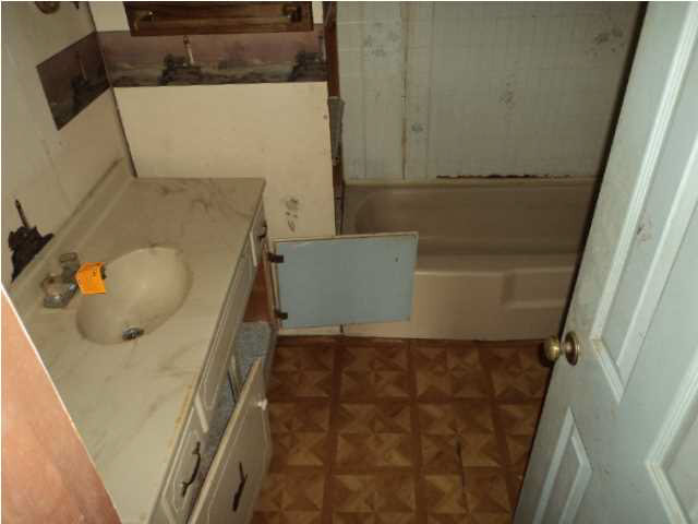 1158 Hopewell Road Crystal Springs, MS 39059 - Photo 13 of 19 Full Bathroom