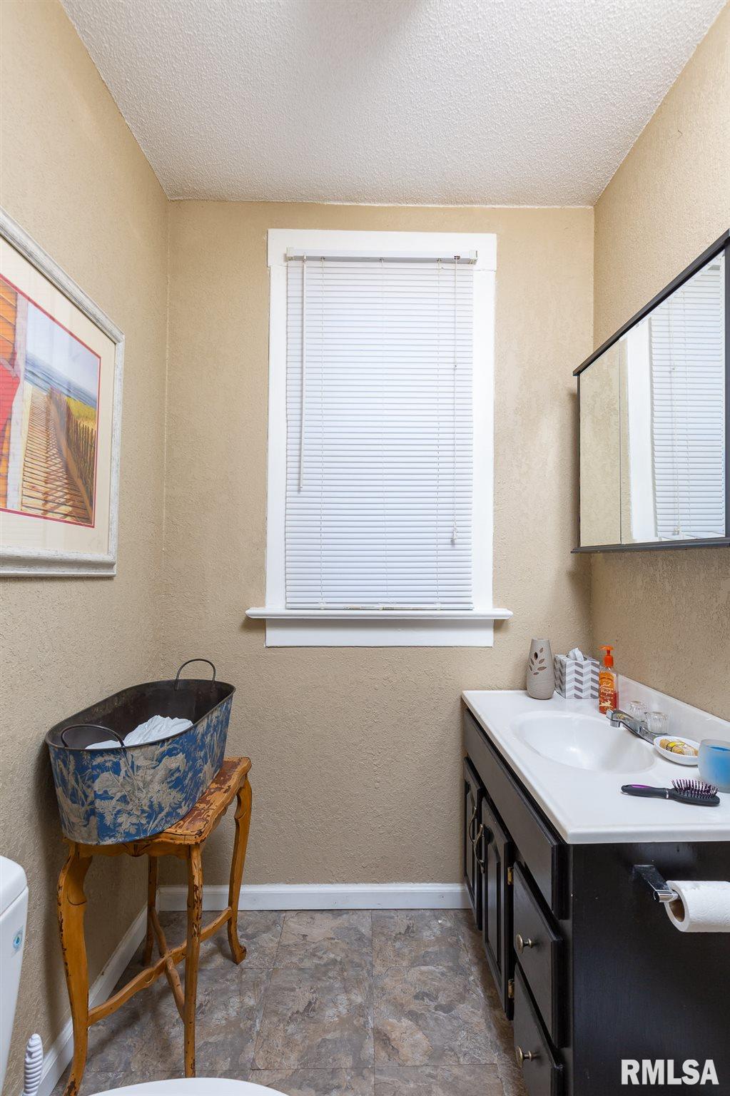 3602 Rockingham Road Davenport, IA 52802 - Photo 6 of 25 Gallery Image 6