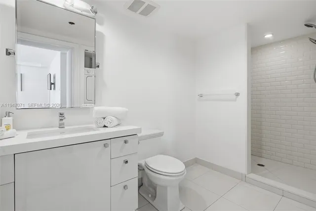 a view of a livingroom with furniture