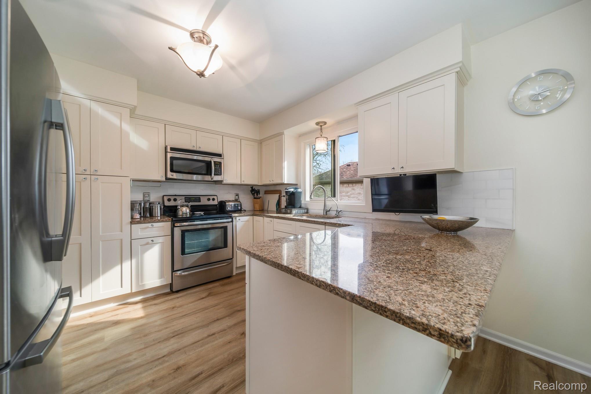 3136 Primrose Drive Rochester, MI 48307 - Photo 12 of 37 3136 Primrose_26.jpg