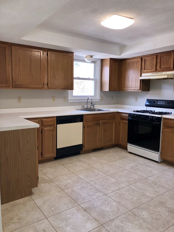 28 Buckingham Road Wilmington, MA 01887 - Photo 3 of 14 Gallery Image 3