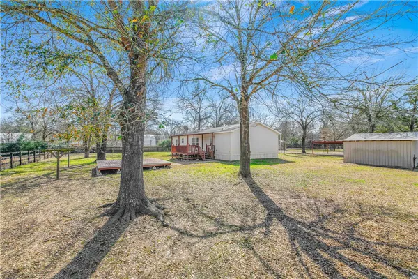 a view of a yard with a house
