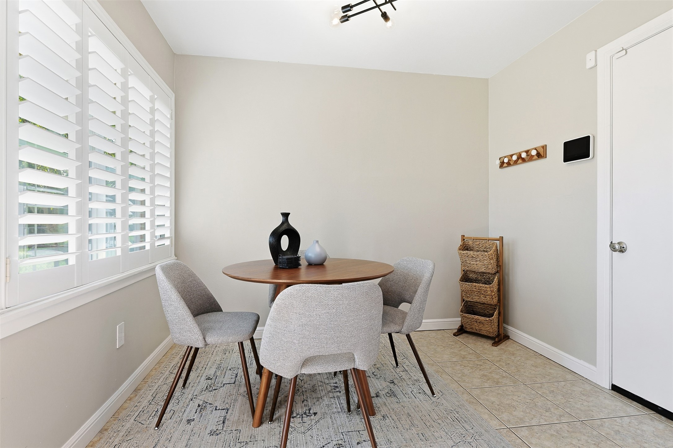 2015 Woodcrest Drive Houston, TX 77018 - Photo 13 of 30 This cozy breakfast area provides access to both the garage and backyard.