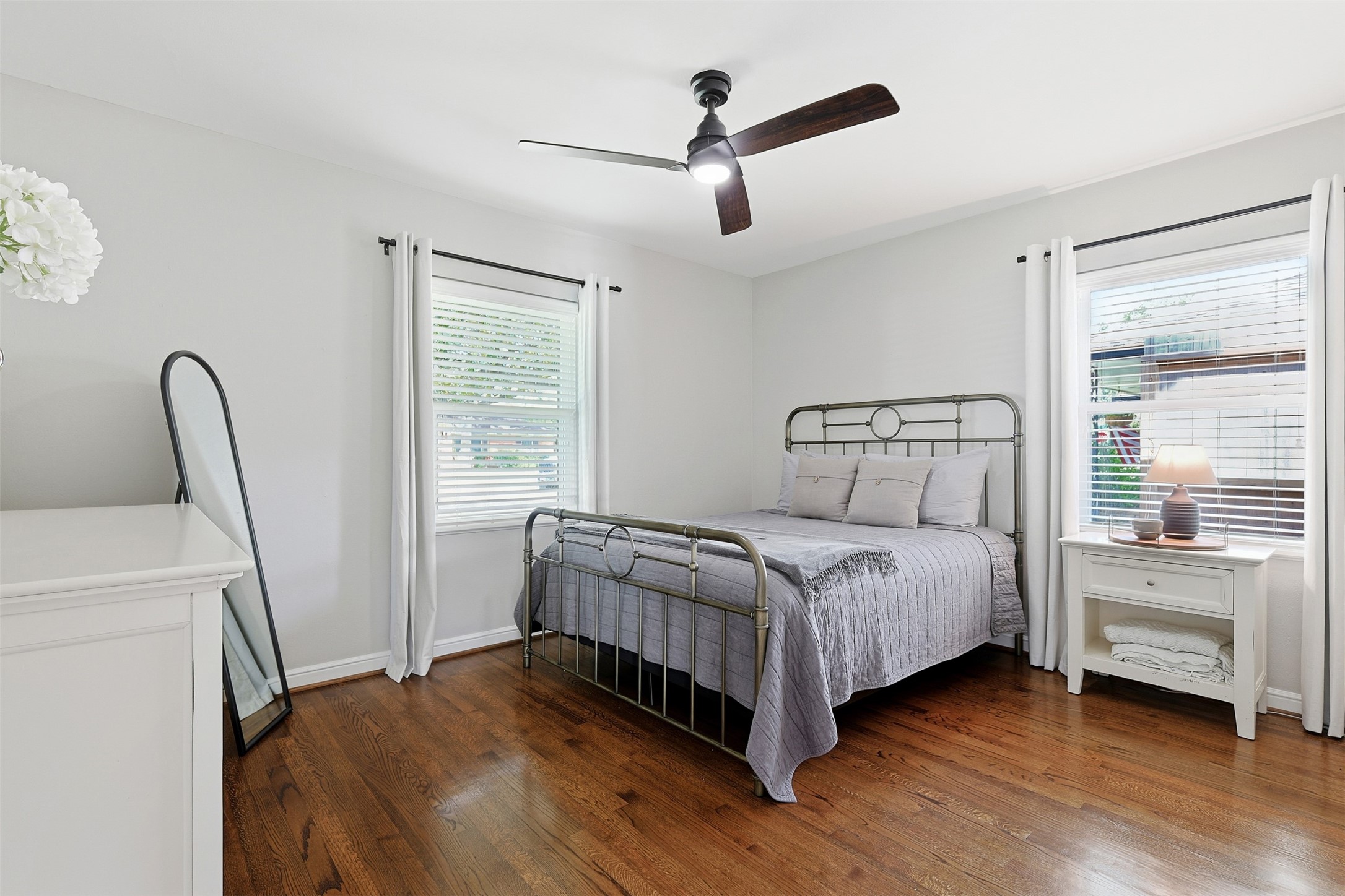 2015 Woodcrest Drive Houston, TX 77018 - Photo 14 of 30 Front bedroom with ample natural light.