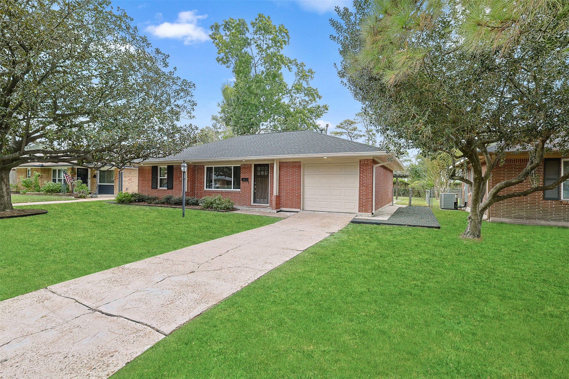 2015 Woodcrest Drive Houston, TX 77018 - Photo 2 of 30