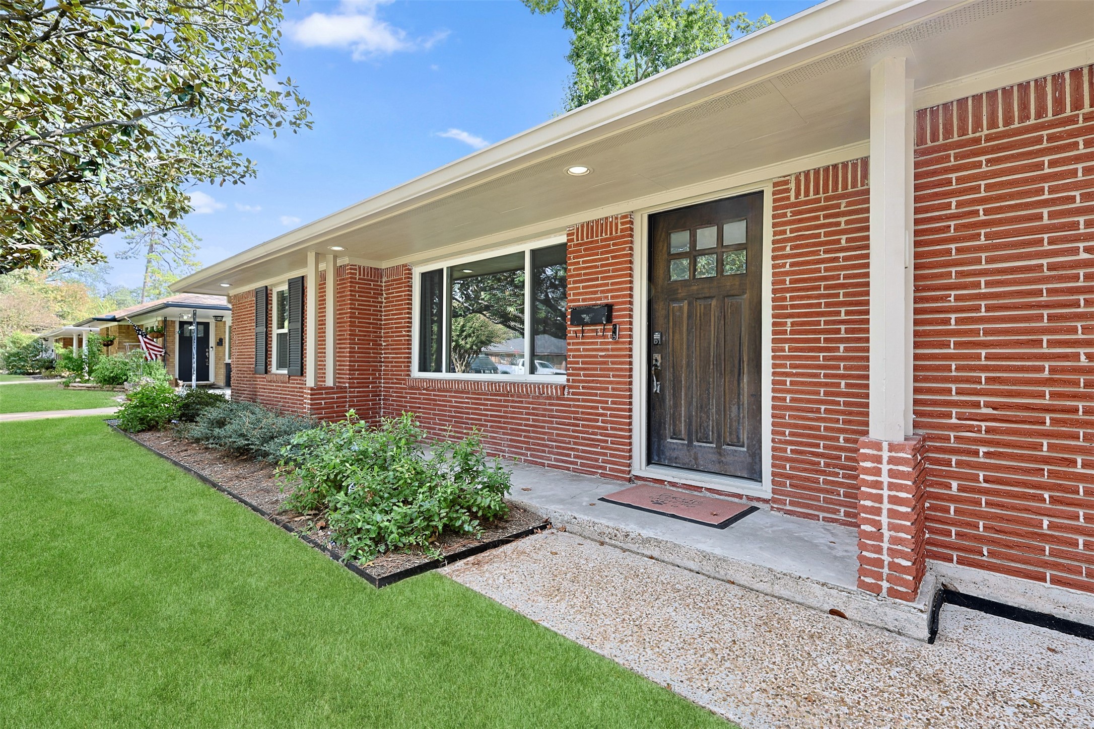 2015 Woodcrest Drive Houston, TX 77018 - Photo 3 of 30 Welcome in!