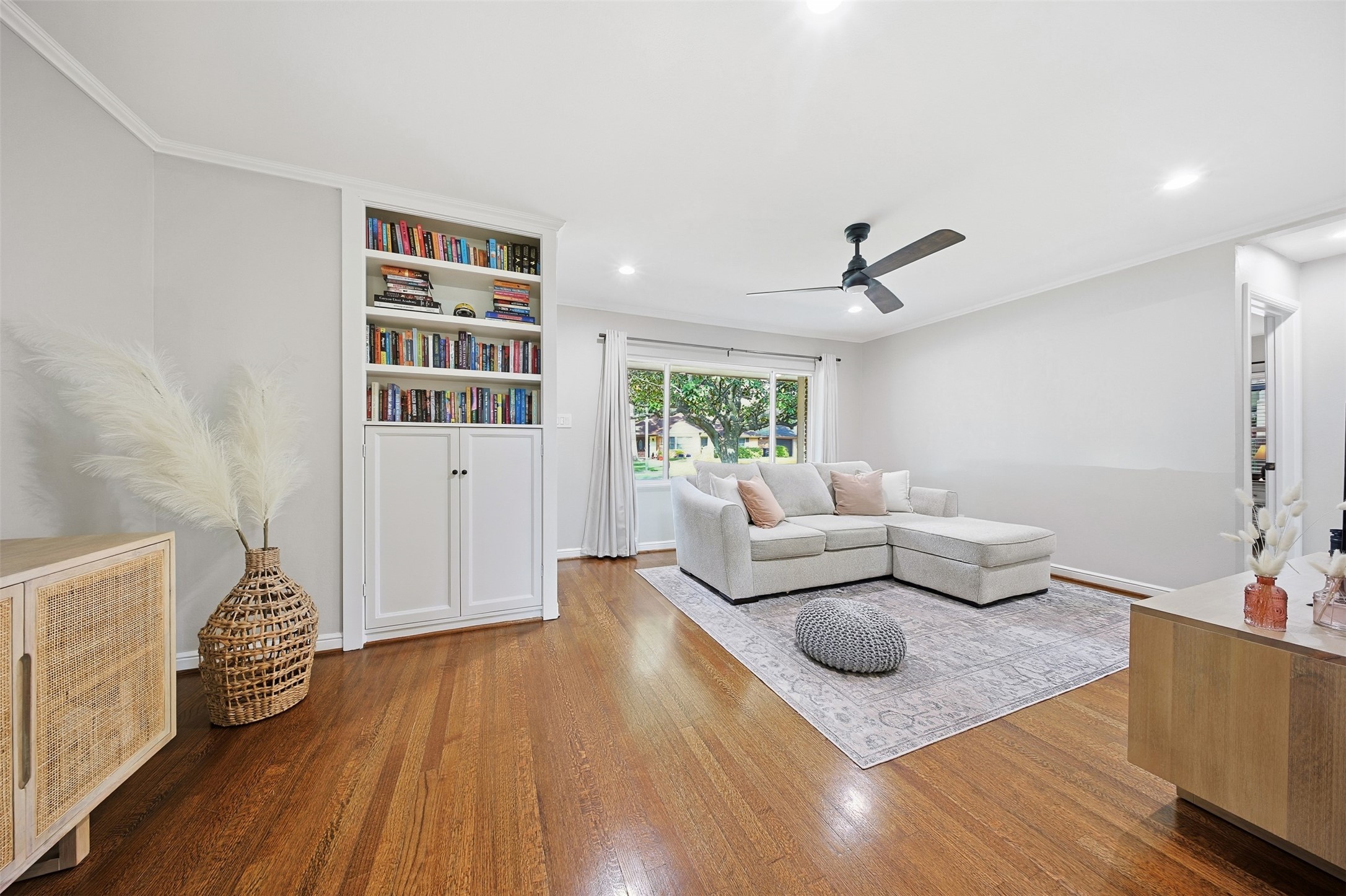 2015 Woodcrest Drive Houston, TX 77018 - Photo 6 of 30 Looking back at the beautiful picture window in the family room. Note all windows in the home were replaced with energy efficient windows in 2022.