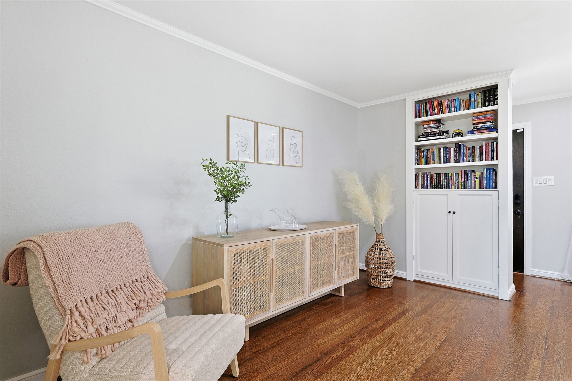 2015 Woodcrest Drive Houston, TX 77018 - Photo 7 of 30 A built-in bookshelf makes for a perfect reading nook.