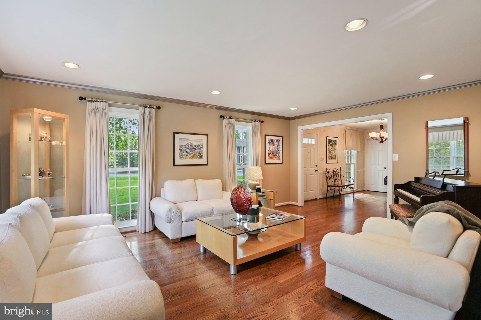 1035 Riva Ridge Drive Great Falls, VA 22066 - Photo 5 of 38 Living Room