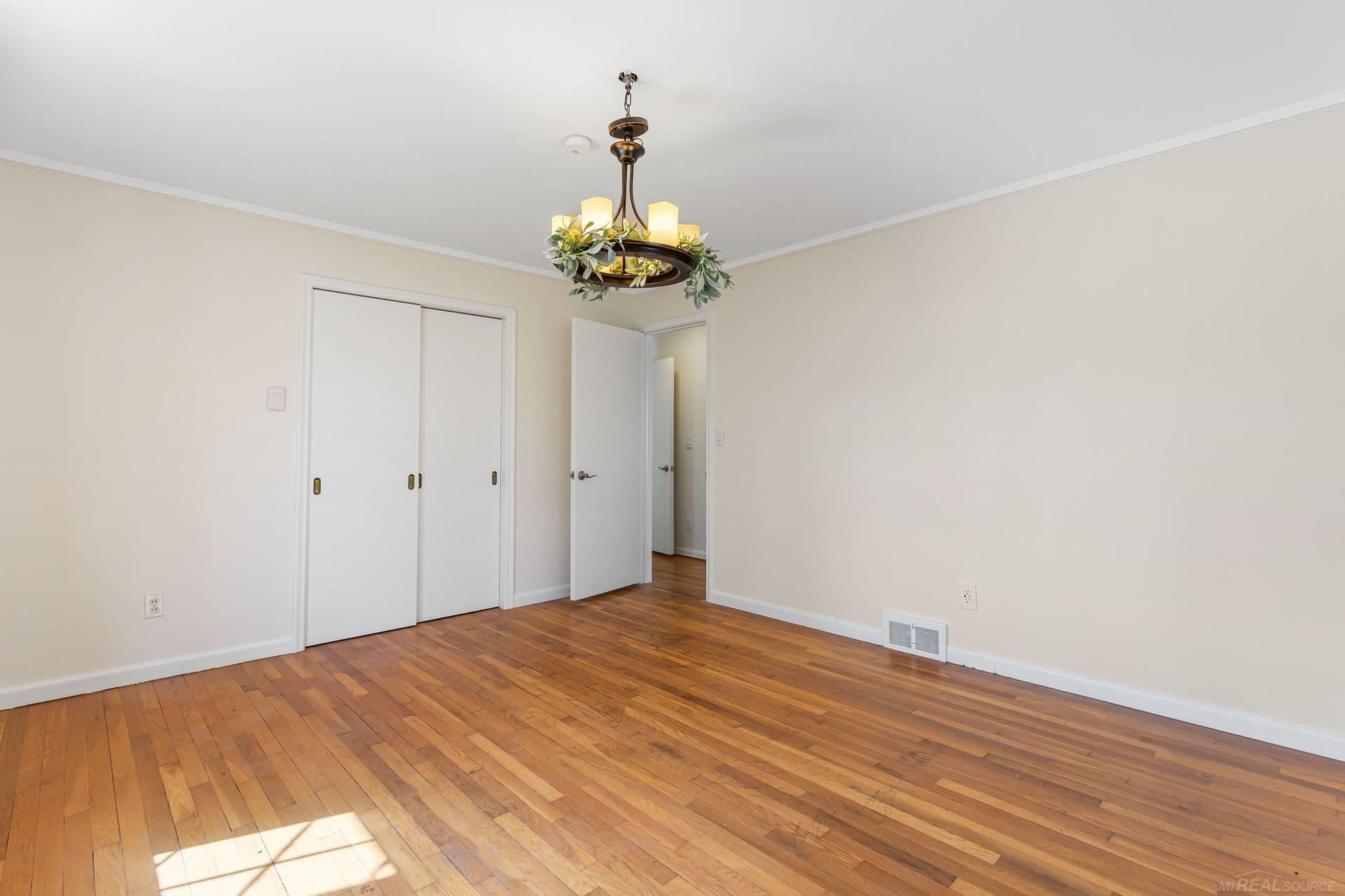 320 Cloverly Road Grosse Pointe, MI 48236 - Photo 17 of 38 50137440-ab4c2e7c-1be7-4314-b348-20a15e16d4f0.JPG