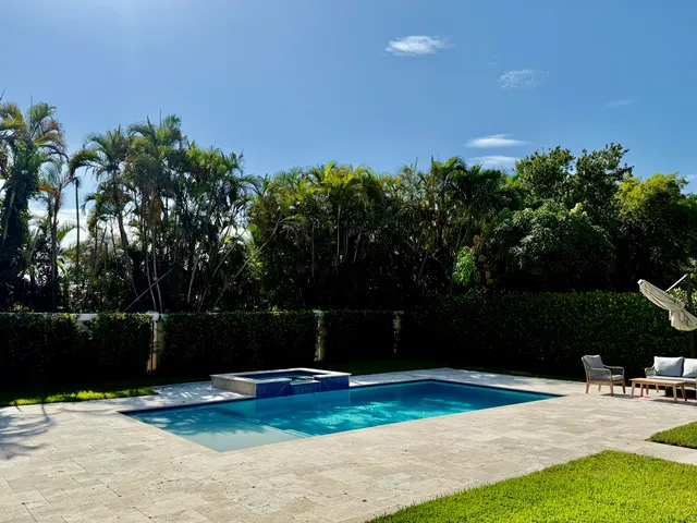 a view of a backyard