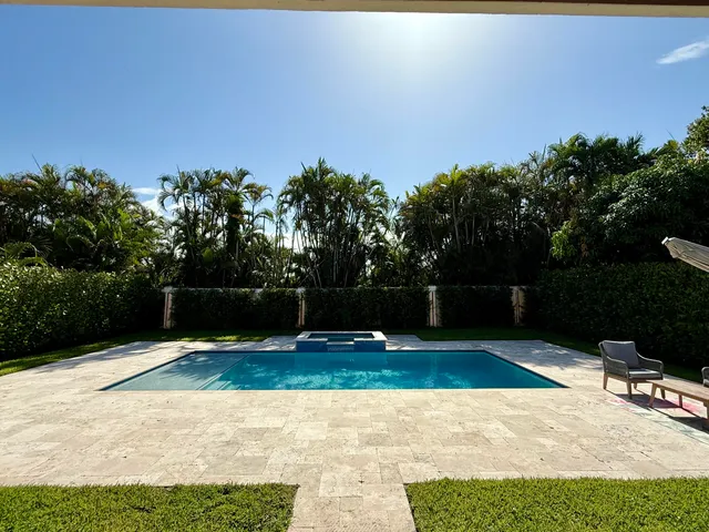 a view of a backyard