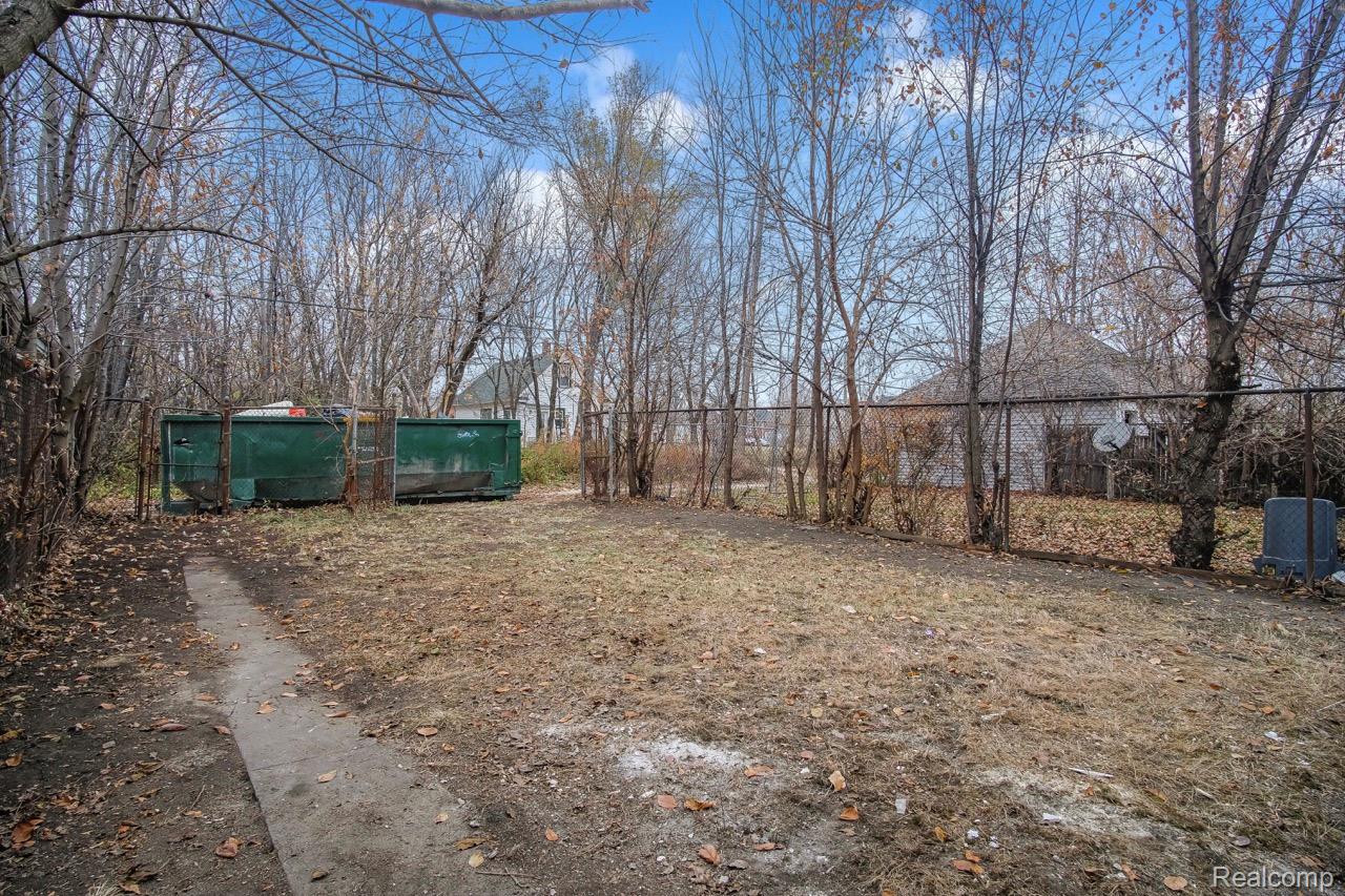 427 Melbourne Street Detroit, MI 48202 - Photo 29 of 29 View of yard