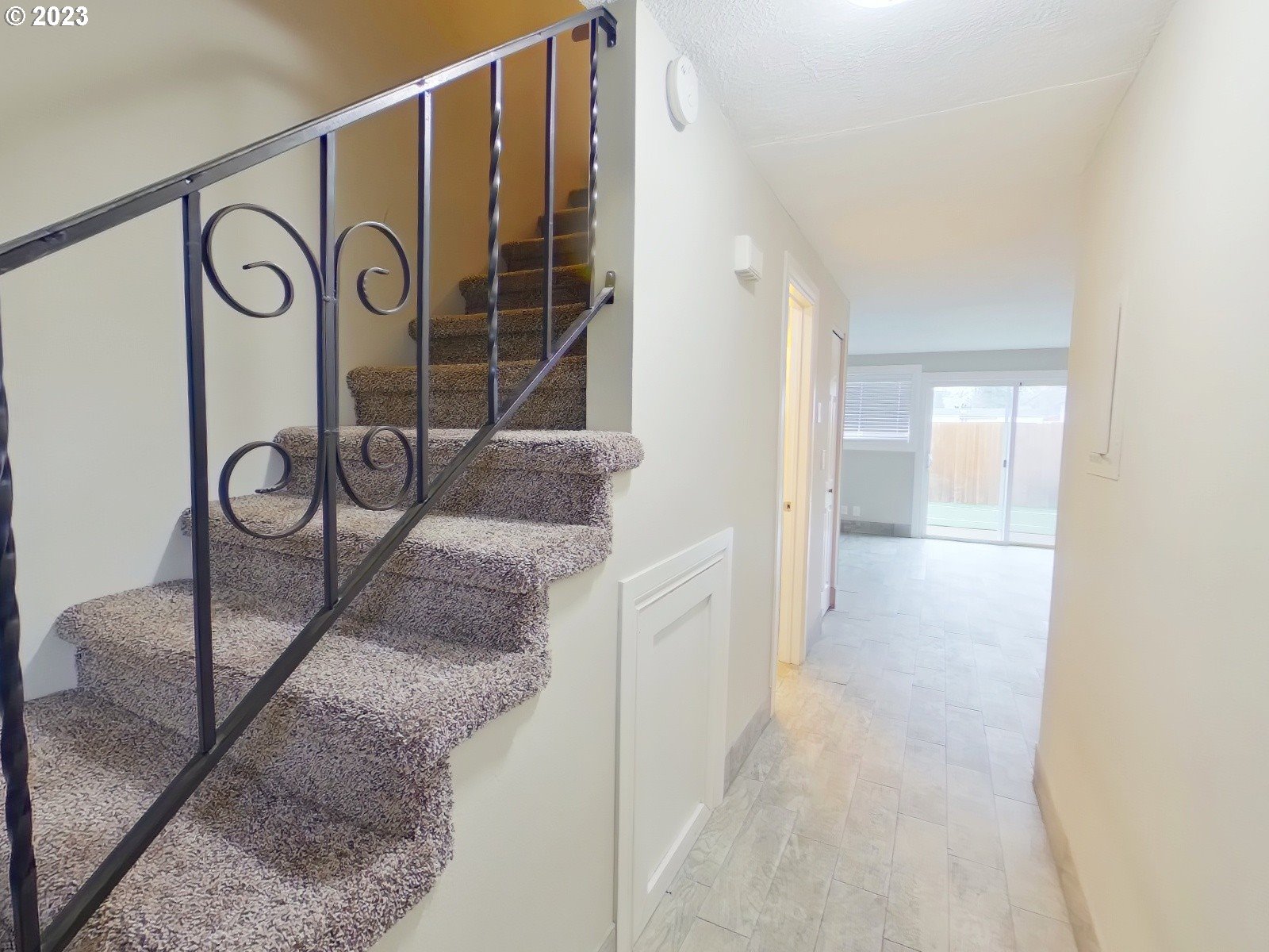 925 Anderson Lane Springfield, OR 97477 - Photo 15 of 19 a view of a hallway with entryway