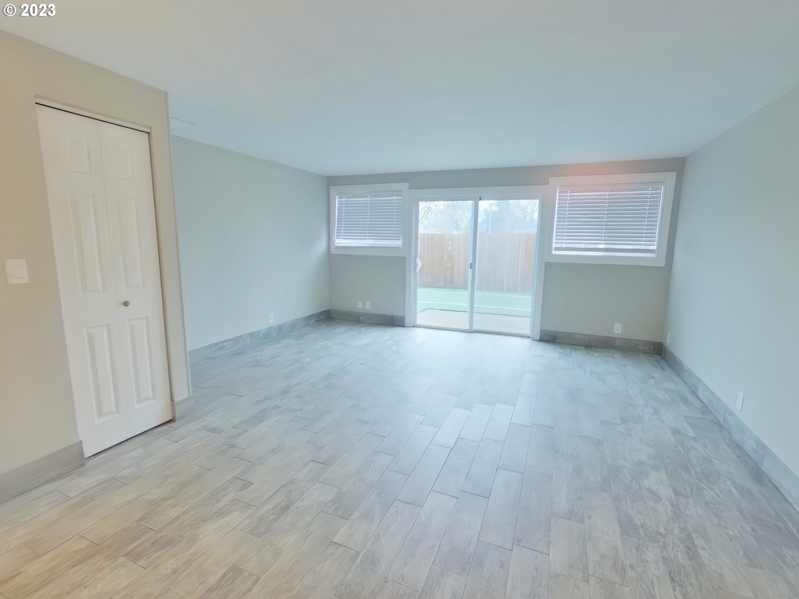 925 Anderson Lane Springfield, OR 97477 - Photo 18 of 19 an empty room with windows and closet