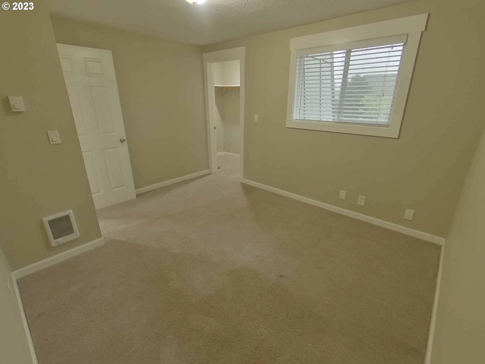 925 Anderson Lane Springfield, OR 97477 - Photo 4 of 19 an empty room with windows