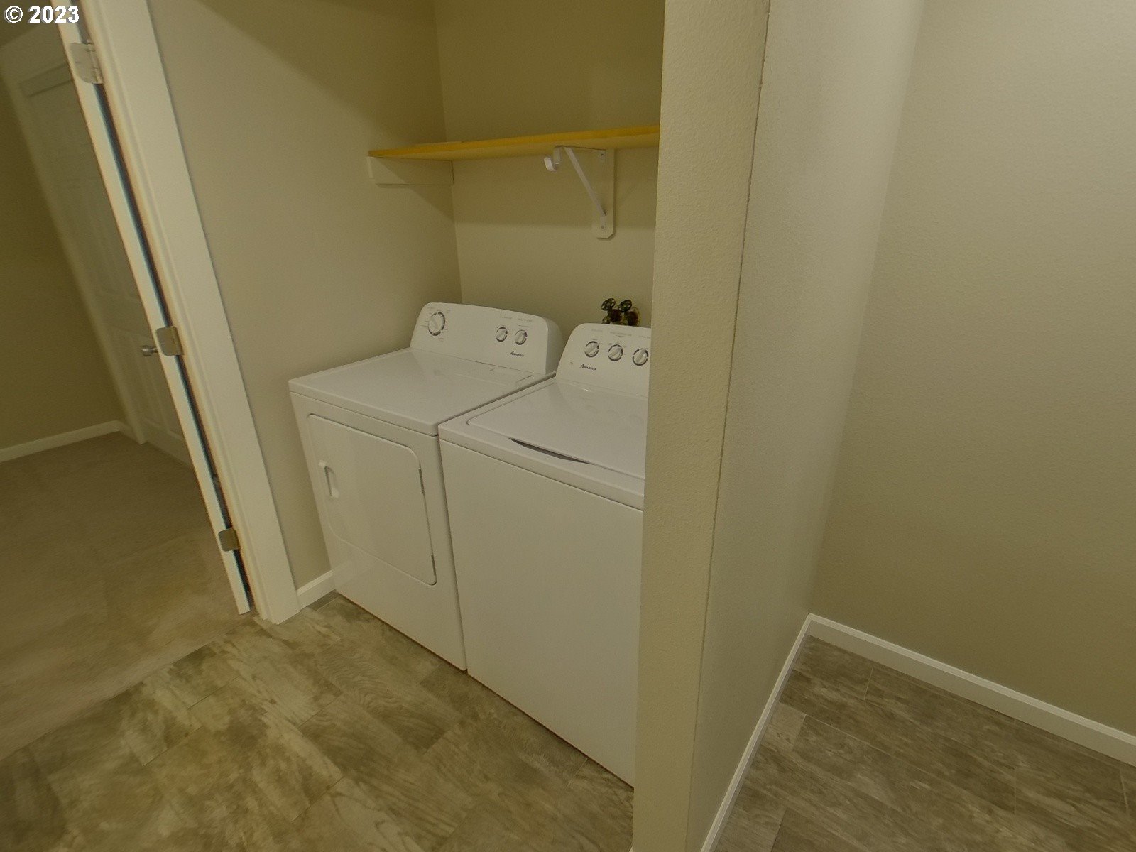 925 Anderson Lane Springfield, OR 97477 - Photo 9 of 19 a utility room with dryer and washer